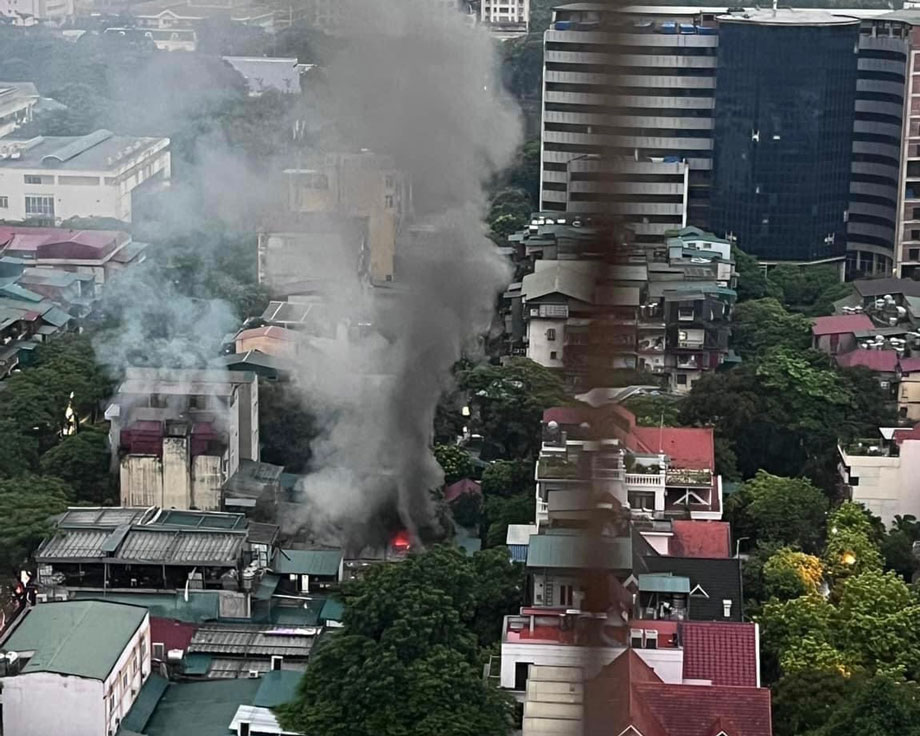 Vụ cháy cửa hàng đồ chơi trên phố Tô Hiệu (Cầu Giấy, Hà Nội). Ảnh: Người dân cung cấp