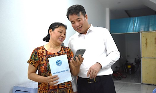 Chiều ngày 1.7 bà Lê Thị Chí (61 tuổi, phường Kiến Hưng, quận, Hà Đông, TP Hà Nội) đã nhận lương hưu qua tài khoản ATM. Ảnh: BHXH TP Hà Nội
