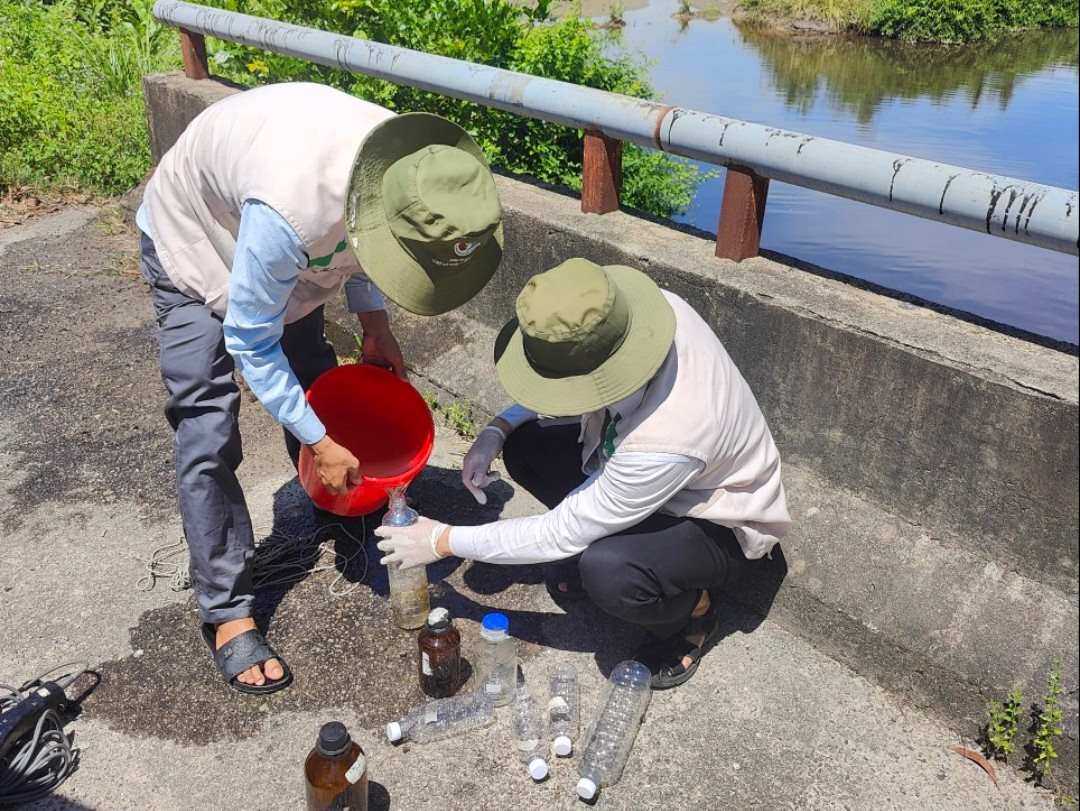 Cơ quan chức năng lấy mẫu nước kiểm tra sau hiện tượng cá chết. Ảnh: H. Dũng.