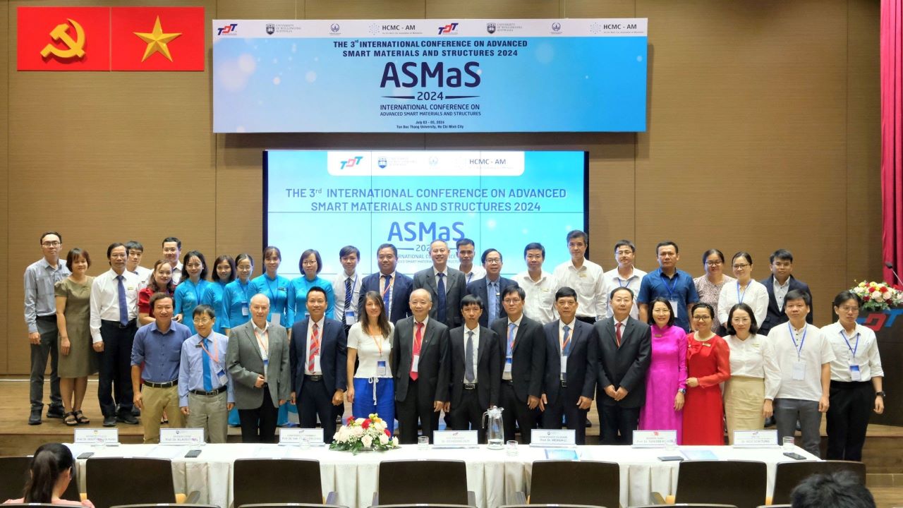 Các giáo sư, nhà khoa học cùng tập thể giảng viên Trường Đại học Tôn Đức Thắng tại hội thảo. Ảnh: Thục Trâm