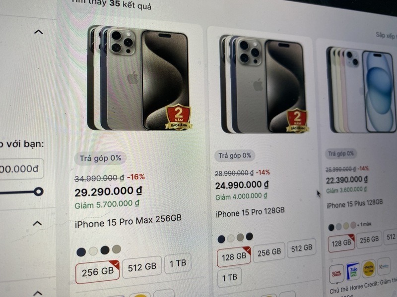 iPhone 15 Pro Max đang được giảm giá mạnh tại nhiều đại lý, cửa hàng. Ảnh: Anh Vũ