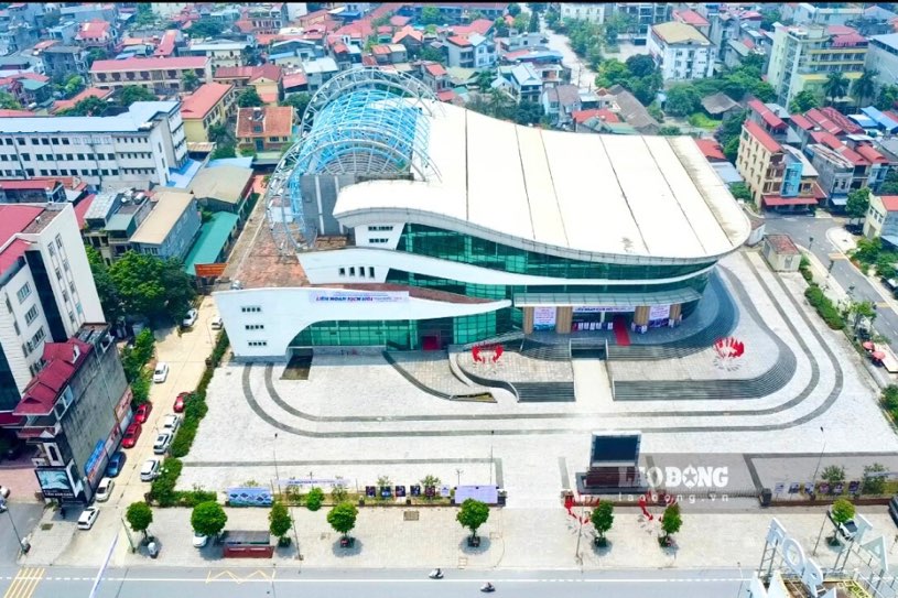 Nhà hát ca múa nhạc dân gian là công trình thiết chế văn hóa quy mô lớn nhất vùng Việt Bắc. Ảnh: Việt Bắc.