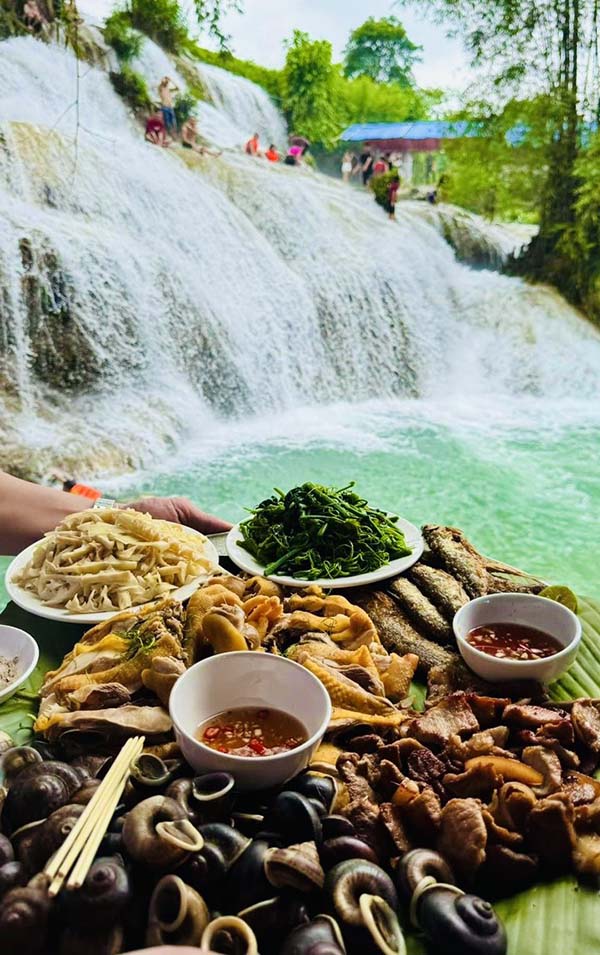 Du khách thỏa sức thưởng thức các món ăn đậm chất xứ Mường. Ảnh: Mai Mai