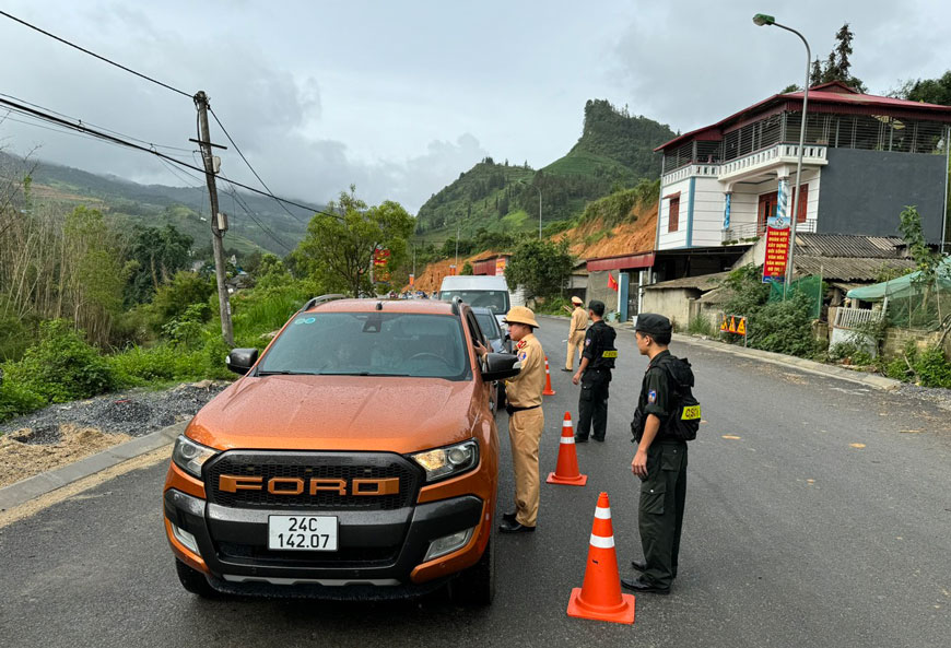 Lực lượng Cảnh sát Giao thông tăng cường kiểm tra nồng độ cồn người điều khiển phương tiện giao thông. Ảnh: Long Nguyễn