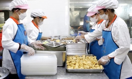 Hải Phòng tăng cường các biện pháp phòng ngừa ngộ độc thực phẩm tại các bếp ăn tập thể trong và ngoài khu, cụm công nghiệp. Ảnh: Cổng TTĐT Hải Phòng