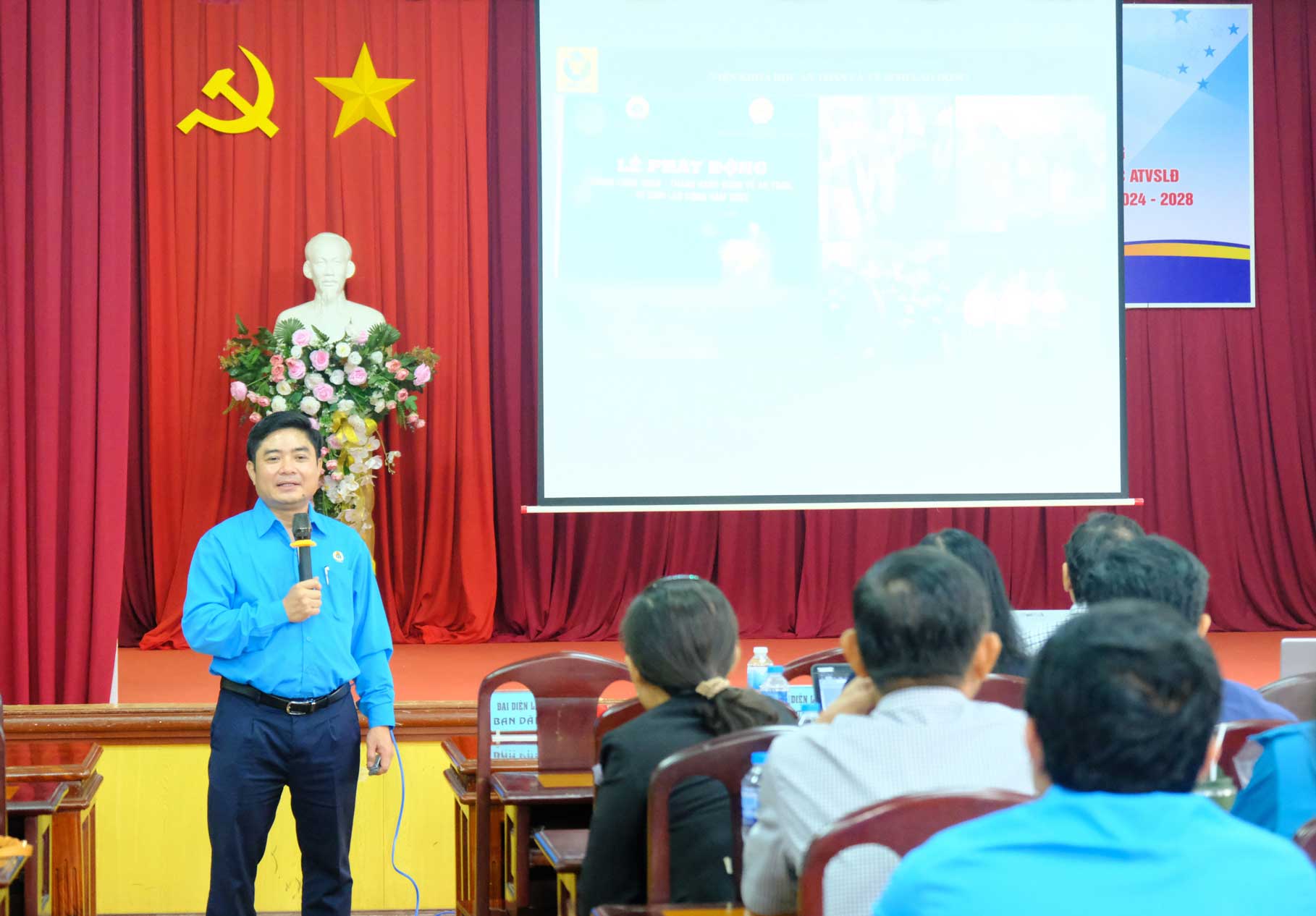 TS. Nguyễn Anh Thơ - Viện trưởng Viện Khoa học ATVSLĐ cung cấp kiến thức liên quan đến ATVSLĐ đến các học viên. Ảnh: Mỹ Ly