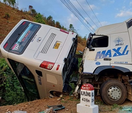 Xe khách chở đoàn cán bộ Cục Quản lý thị trường TPHCM bị tai nạn tại huyện Kon Rẫy hồi tháng 4.2024. Ảnh: Thanh Tuấn