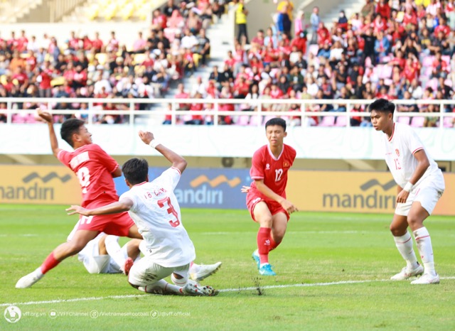 U16 Việt Nam tỏ ra lép vế hơn so với đối thủ. Ảnh: VFF