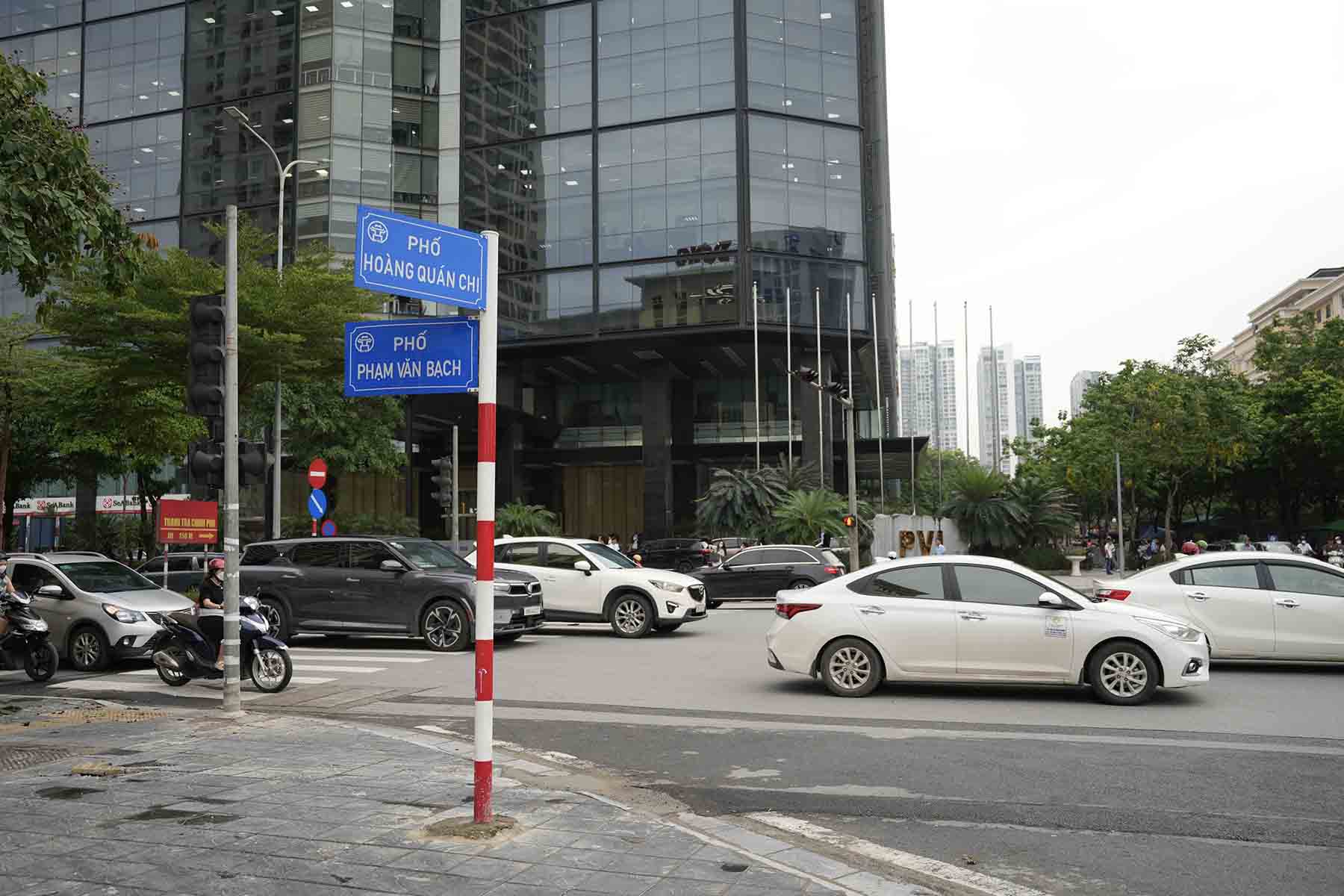 Nút giao phạm Phạm Văn Bạch - Hoàng Quán Chi và nút giao ngõ 9 được Sở Giao thông Vận tải Hà Nội chọn thí điểm hệ thống giao thông thông minh.