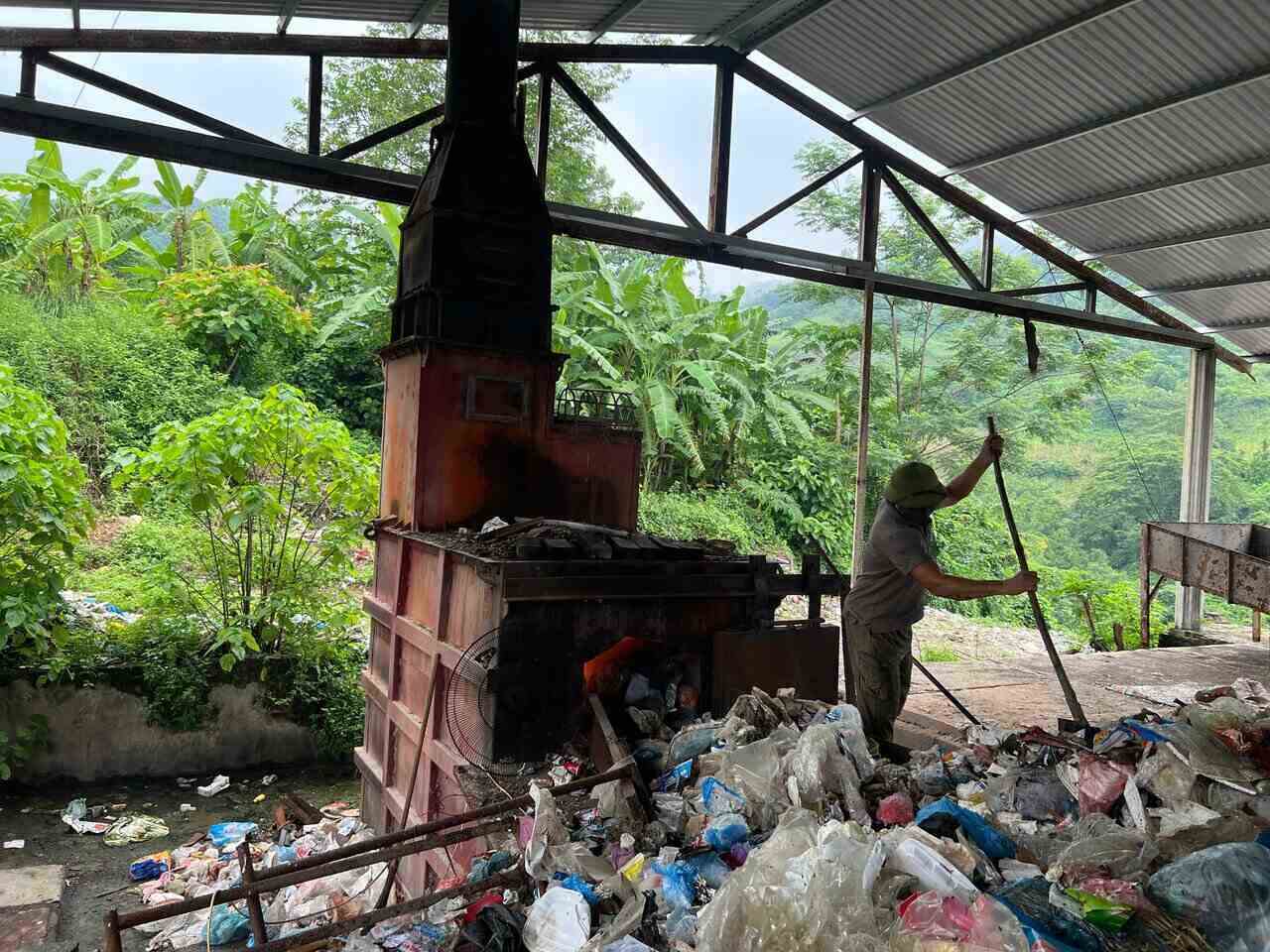 Khu xử lý rác thải của bãi rác trên đỉnh đồi tại huyện Tân Lạc. Ảnh: Minh Nguyễn