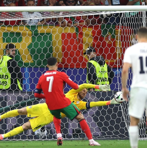 Ronaldo đá hỏng quả phạt đền trong hiệp phụ. Ảnh: UEFA