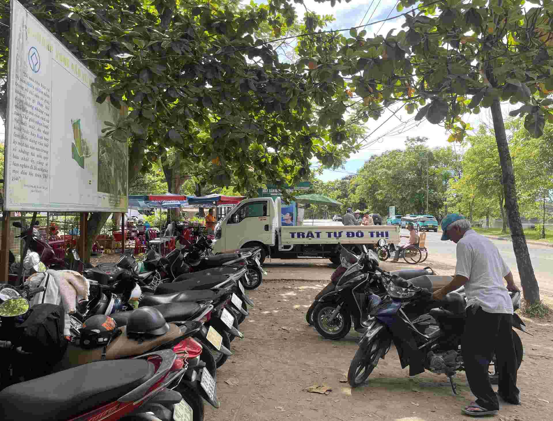 UBND phường Hương Long, TP. Huế đã mời chủ bãi gửi xe máy chùa Thiên Mụ lên làm việc và cam kết không thu sai quy định, bổ sung niêm yết giá. Ảnh: Phóng Viên.