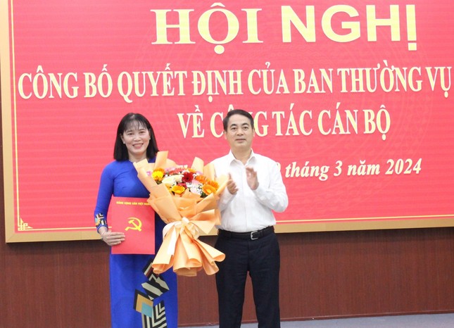 Bí thư Tỉnh ủy Hậu Giang Nghiêm Xuân Thành trao quyết định cho bà Hồ Thu Ánh làm Bí thư Huyện ủy Vị Thủy. Ảnh: Tạ Quang

