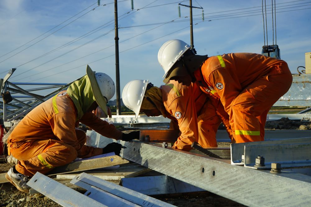 Công nhân tham gia xây dựng Dự án đường dây 500kV mạch 3. Ảnh: Quách Du
