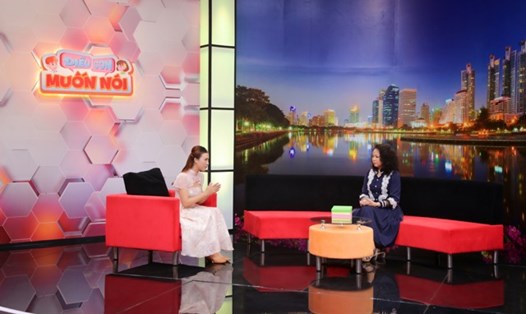 Mẹ bé Minh Trang chia sẻ cùng MC. Ảnh: NSX.