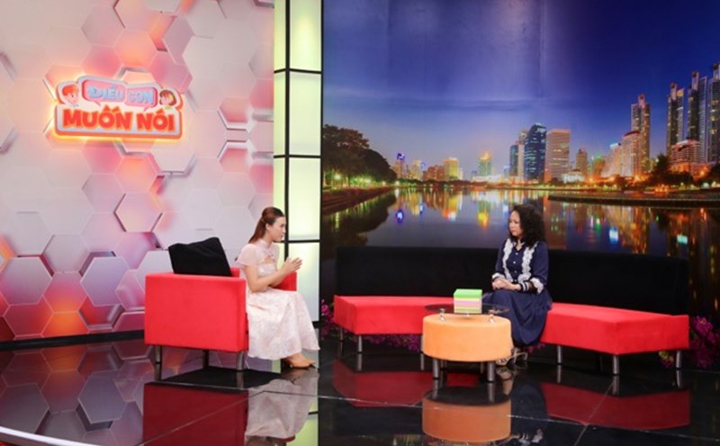 Mẹ bé Minh Trang chia sẻ cùng MC. Ảnh: NSX.