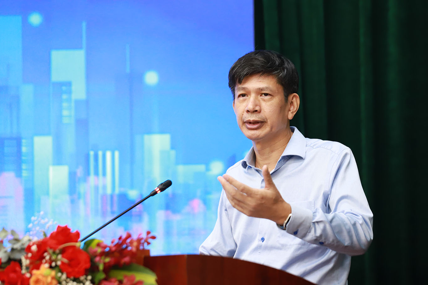 Ông Nguyễn Quốc Khánh - Phó Chủ tịch Hiệp hội Bất động sản Việt Nam trình bày tham luận. Ảnh: Tô Thế