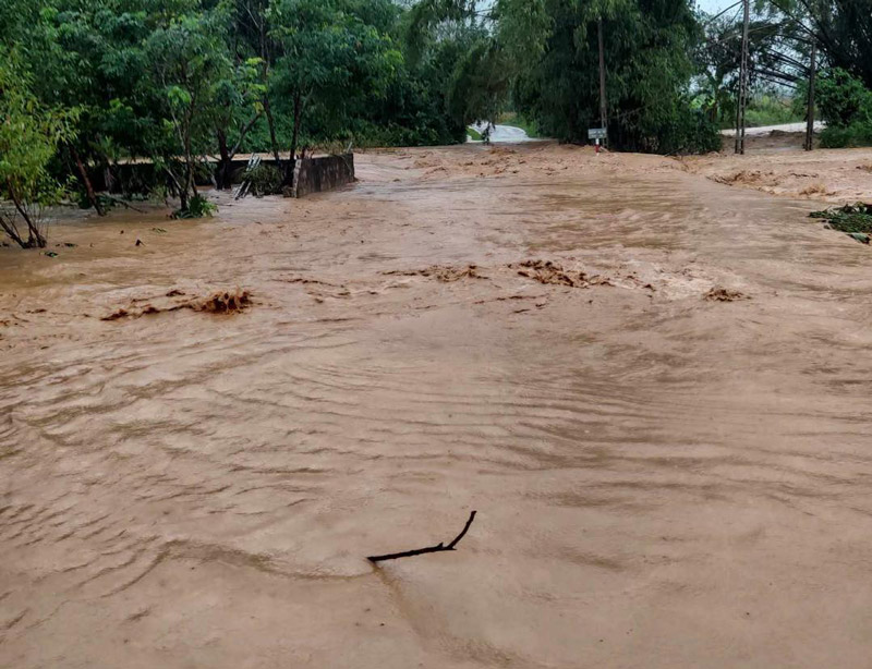 Nhiều con đường giao thông tại huyện Bắc Sơn đã bị dòng lũ đục ngàu cô lập.