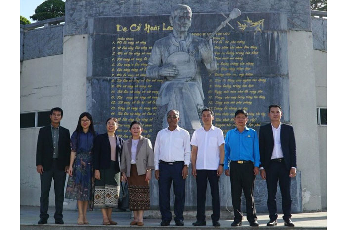 Chủ tịch Liên hiệp Công đoàn Lào chụp ảnh lưu niệm tại Di tích Khu lưu niệm nghệ thuật đờn ca tài tử Nam bộ và nhạc sĩ Cao Văn Lầu. Ảnh: Nhật Hồ