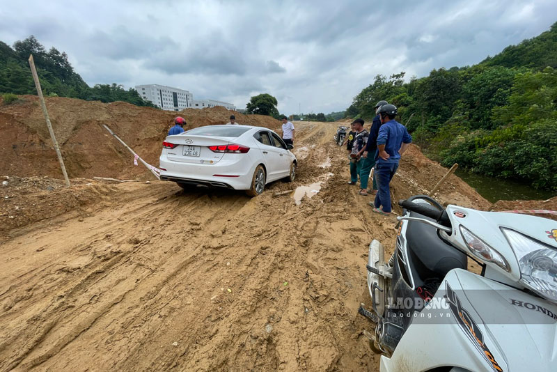 Cách BVĐK huyện Bát Xát không xa, tỉnh lộ 156 thi công dở dang khiến người dân phải vật lộn di chuyển sau mỗi cơn mưa. Ảnh: Đinh Đại