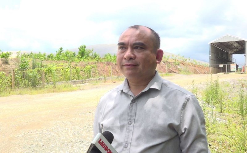 Ông Lê Văn Phú - Chủ tịch UBND xã Tân Phúc, huyện Lang Chánh, Thanh Hóa - thông tin về việc người dân bức xúc khu trang trại nuôi lợn gây ô nhiễm. Ảnh: Quách Du