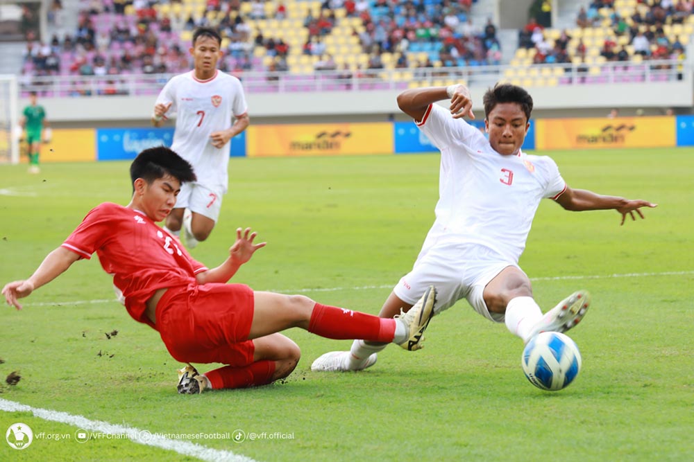 U16 Việt Nam (áo đỏ) lép vế hoàn toàn trước U16 Indonesia. Ảnh: VFF