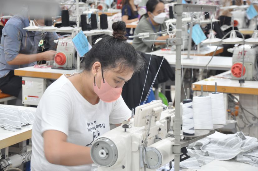 Công nhân lao động luôn muốn được tăng lương để cải thiện cuộc sống hơn nữa. Ảnh: Bảo Hân