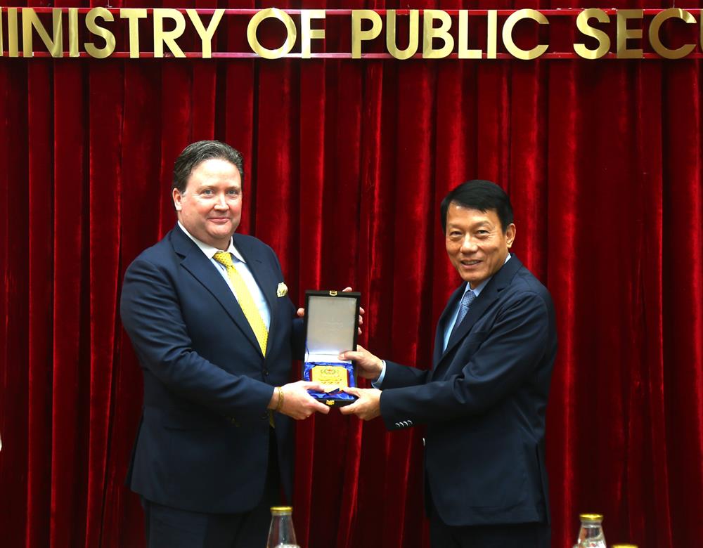 Bộ trưởng Lương Tam Quang tặng quà lưu niệm Đại sứ Marc Knapper. Ảnh: Cổng TTĐT Bộ Công an