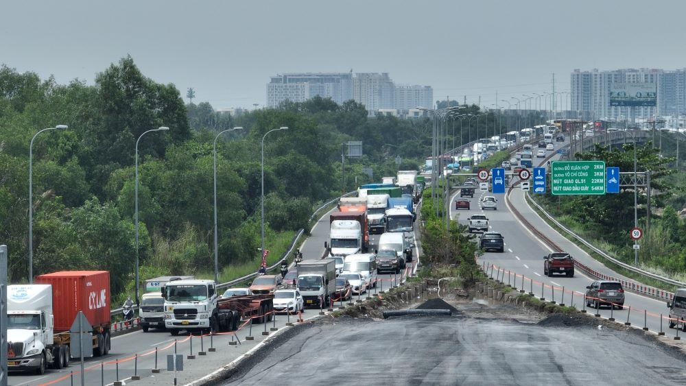 Đoạn cao tốc gần nút giao An Phú thường xuyên kẹt xe. Ảnh: Anh Tú