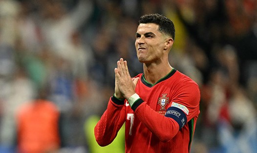 Khoảnh khắc Ronaldo xin lỗi người hâm mộ Bồ Đào Nha sau khi thực hiện thành công cú sút luân lưu đầu tiên. Ảnh: AFP