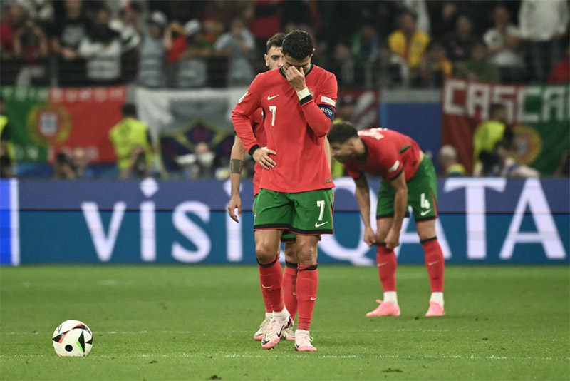 Ronaldo bật khóc trong thời gian nghỉ giữa 2 hiệp phụ. Ảnh: AFP