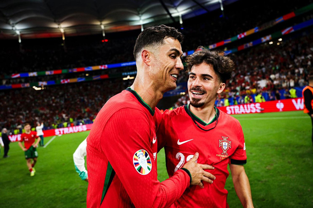 Ronaldo nhẹ nhõm sau khi đội tuyển Bồ Đào Nha giành vé vào vòng tứ kết EURO 2024. Ảnh: Liên đoàn bóng đá Bồ Đào Nha