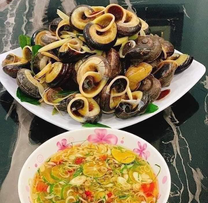 Du khách tấm tắc khen ngon khi thưởng thức món ăn độc đáo này của vùng núi Hòa Bình. Ảnh: Mai Mai