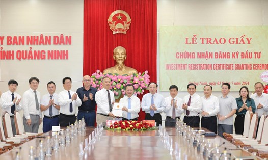 Ông Cao Tường Huy, Chủ tịch UBND tỉnh trao GCNĐKĐT cho Tập đoàn Foxconn. Ảnh: Đỗ Phương