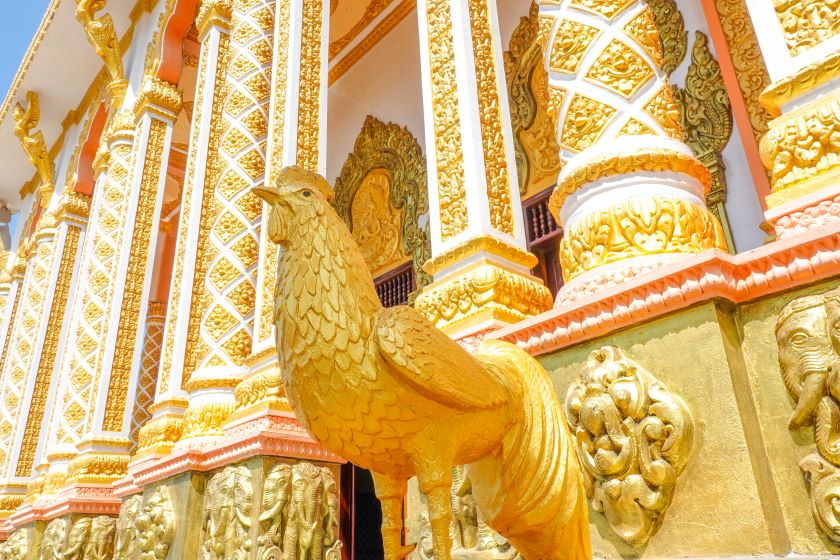 Điều gây ấn tượng nhất với du khách gần xa bởi không chỉ có những tượng Krud như bao ngôi chùa Khmer Nam Bộ khác, chùa còn tạc tượng 12 con giáp với sắc vàng sặc sỡ đặt xung quanh chính điện chùa. 