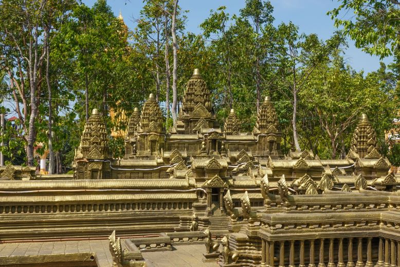 Đặc biệt, trong khuôn viên chùa có phiên bản quần thể di tích đền Angkor, một trong những kỳ quan thế giới và cũng là một địa điểm du lịch rất nổi tiếng của Campuchia. 