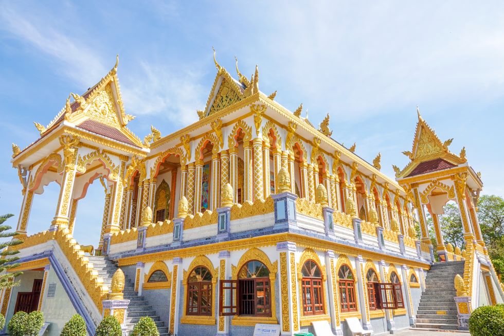 Tại chánh điện chùa, hoa văn ánh vàng tiêu biểu cho lối kiến trúc Khmer truyền thống. Tất cả các khoảng trống ở chính điện đều được các nghệ nhân chạm, khắc, tô vẽ, trang trí hoa văn từ chạm chìm, chạm nổi trên gỗ, trên đá, đổ khuôn xi măng, tô đắp trực tiếp… vô cùng đẹp mắt