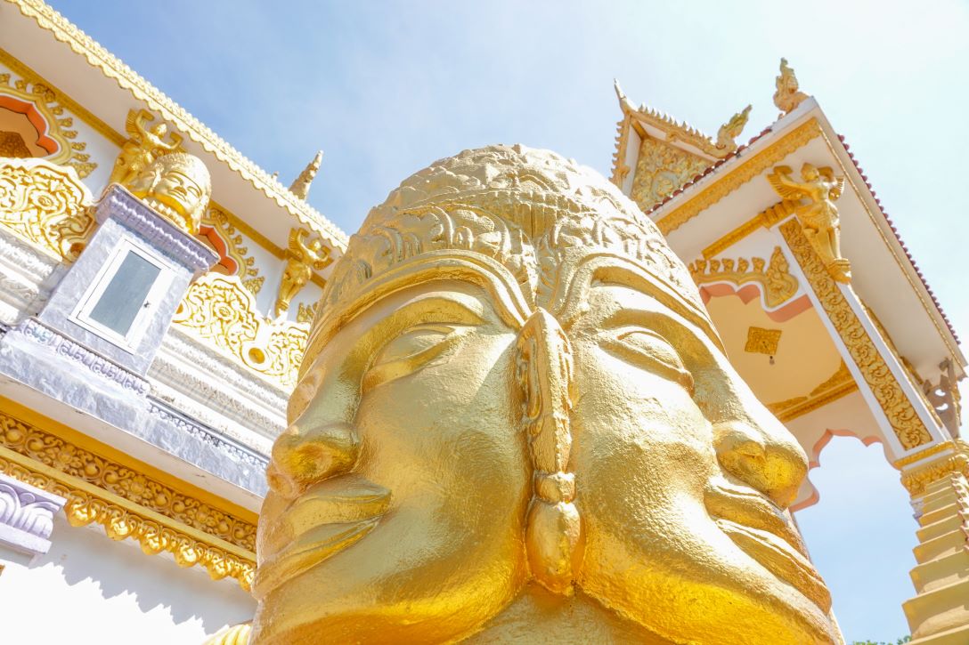 Tượng Phật Thích Ca cũng mới đắp xong hơn 1 năm, cao tính từ đất lên chừng 22 m, xây bằng xi măng, cốt thép. 
