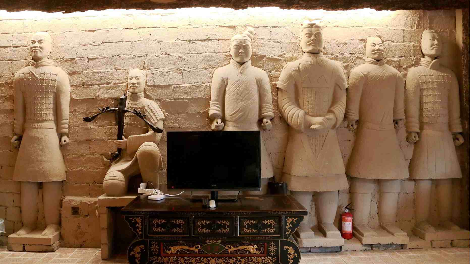 Các chiến binh đất nung được đặt ngay cạnh giường, giúp du khách có cảm giác được bảo vệ như một vị hoàng đế thực thụ. Ảnh: Imagine China