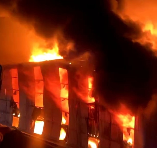 Hiện trường vụ cháy nhà xưởng ở Bình Dương vào đêm 3.7. Ảnh: Dương Bình