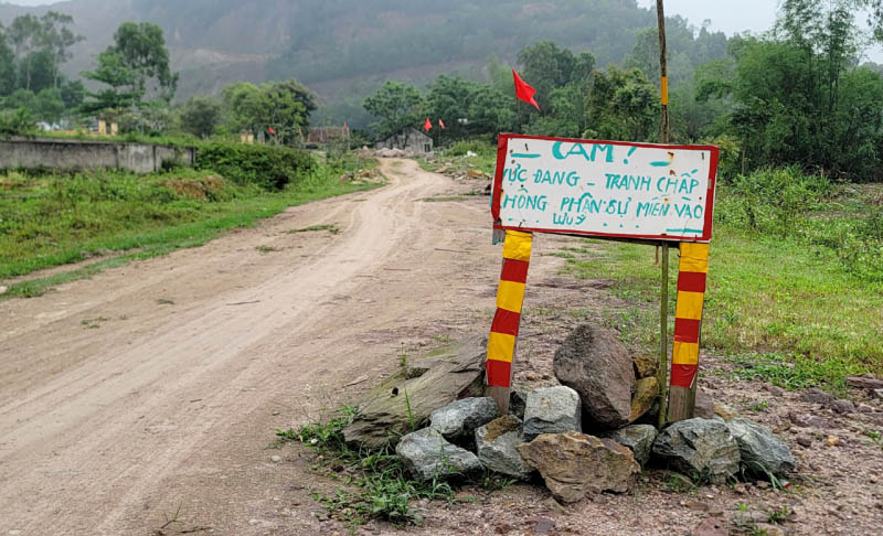 Người dân tự cắm biển cấm, không cho người vào công trường thi công dự án. Ảnh: Thiên Thảo