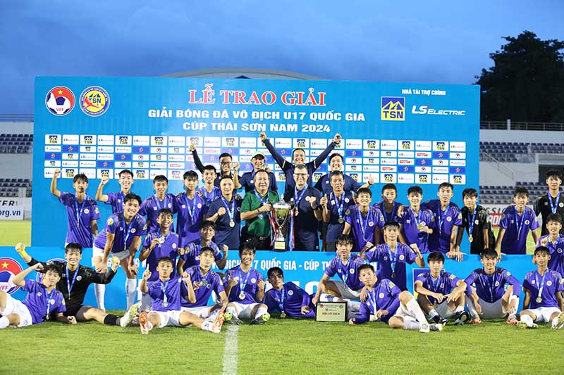 U17 Hanoi just crowned at the 2024 National U17 Championship. Photo: Huu Pham