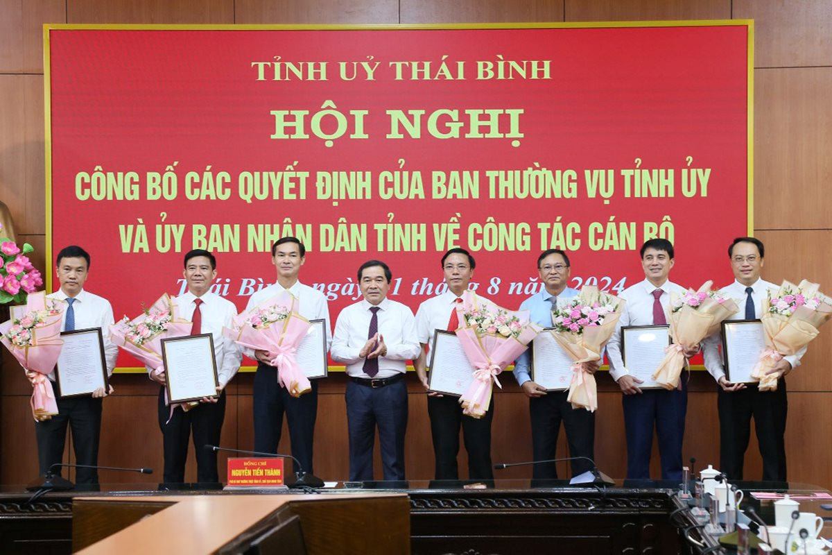 Phó Bí thư Thường trực Tỉnh ủy Thái Bình Nguyễn Tiến Thành trao quyết định, tặng hoa chúc mừng các cán bộ được bổ nhiệm, luân chuyển, điều động. Ảnh: Cổng thông tin tỉnh Thái Bình