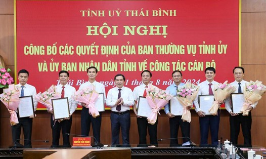 Phó Bí thư Thường trực Tỉnh ủy Thái Bình Nguyễn Tiến Thành trao quyết định, tặng hoa chúc mừng các cán bộ được bổ nhiệm, luân chuyển, điều động. Ảnh: Cổng thông tin tỉnh Thái Bình
