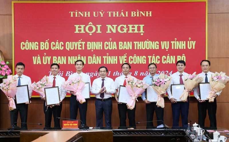 Phó Bí thư Thường trực Tỉnh ủy Thái Bình Nguyễn Tiến Thành trao quyết định, tặng hoa chúc mừng các cán bộ được bổ nhiệm, luân chuyển, điều động. Ảnh: Cổng thông tin tỉnh Thái Bình