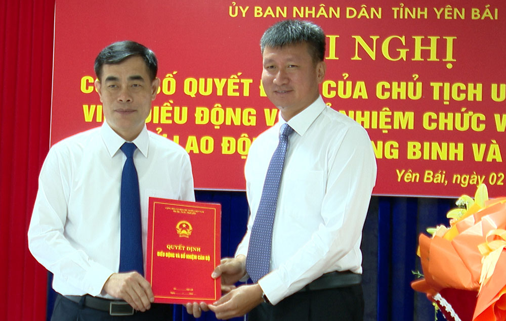 Chủ tịch UBND tỉnh Yên Bái Trần Huy Tuấn (bên phải) trao quyết định cho tân Giám đốc Sở LĐTBXH. Ảnh: Bảo Nguyên