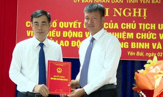 Chủ tịch UBND tỉnh Yên Bái Trần Huy Tuấn (bên phải) trao quyết định cho tân Giám đốc Sở LĐTBXH. Ảnh: Bảo Nguyên