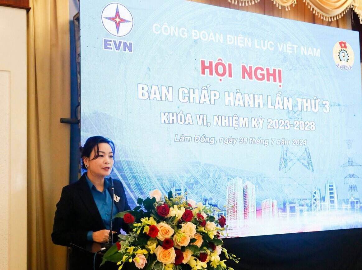 Theo bà Đinh Thị Thanh Bình, người lao động tại các đơn vị đều quan tâm đến việc làm, đời sống. Ảnh: Mai Hương