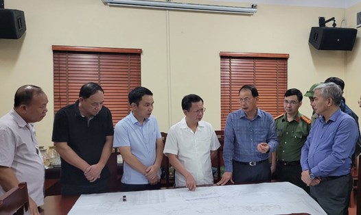 Ông Cao Tường Huy (áo trắng ở giữa ảnh) - Chủ tịch UBND tỉnh Quảng Ninh - chỉ đạo công tác cứu nạn khắc phục sự cố. Ảnh: Nguyễn Hùng