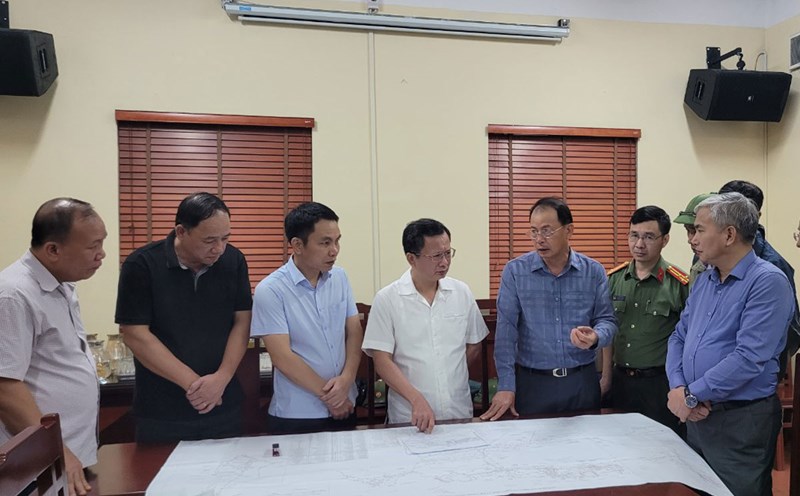 Ông Cao Tường Huy (áo trắng ở giữa ảnh) - Chủ tịch UBND tỉnh Quảng Ninh - chỉ đạo công tác cứu nạn khắc phục sự cố. Ảnh: Nguyễn Hùng